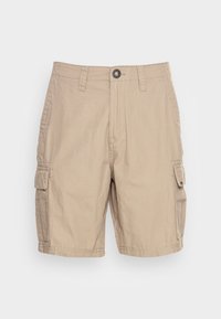 Shorts cargo beiges avec fermeture à bouton, passants de ceinture, poches latérales et poches à rabat sur les deux jambes sur fond blanc.