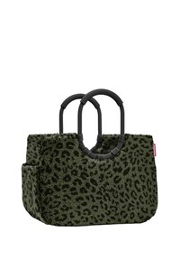 Bolso tote de estampado de leopardo en tela de felpa verde oliva, con dos asas redondas negras y un bolsillo lateral para mayor funcionalidad.