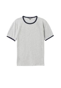 Grijze katoenen T-shirt met korte mouwen, met een marineblauwe geribbelde ronde hals en mouwzoom. Zachte textuur, minimalistisch ontwerp.