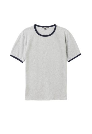 Camiseta de algodón gris con mangas cortas, que presenta un cuello redondo acanalado en azul marino y dobladillos en las mangas. Textura suave, diseño minimalista.