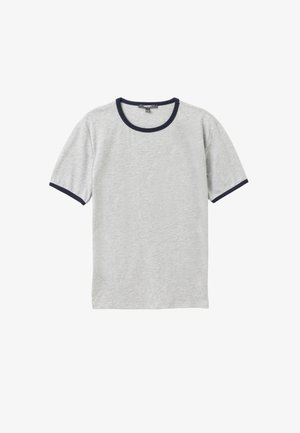 T-shirt en coton gris à manches courtes, avec un col rond côtelé bleu marine et des ourlets de manches. Texture douce, design minimaliste.