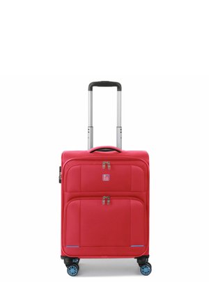 Rode koffer met een gestructureerd oppervlak, twee met rits gesloten vakken en vier blauwe draaikoffers. Telescopische handgreep voor gemakkelijke manoeuvreerbaarheid.