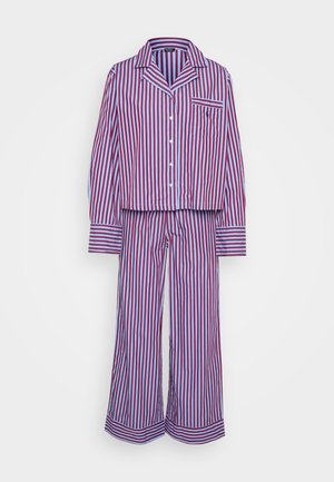 Conjunto de pijama às riscas com uma camisa de botão com bolso e calças longas. Cores: vermelho, azul e branco. Material: tecido suave com textura lisa.