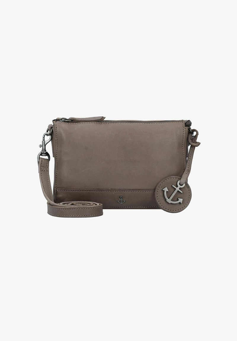 Borsa a tracolla in pelle grigia con chiusura a zip, tracolla regolabile e un charm a forma di ancora. Presenta una texture liscia e cuciture sottili.