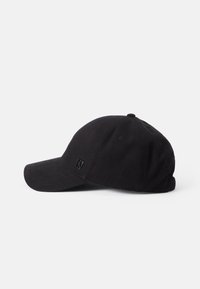 Cappellino da baseball nero in cotone, con visiera strutturata, design a sei pannelli e una piccola etichetta con logo sul lato.