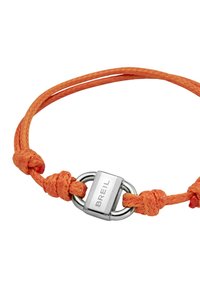 Oranžový pletený náramek z lana s kovovou sponou; obsahuje hladký, lesklý stříbrný akcent s vyrytým názvem značky "BREIL".