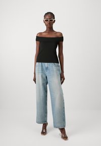 Pieces PCMARGO OFF SHOULDER - Jednoduché tričko - black