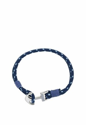 Marineblauw gevlochten touw armband met lichtblauwe accenten en zilveren sluiting in de vorm van een anker op een witte achtergrond.