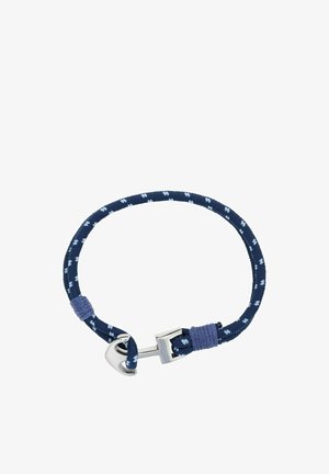 Marineblaues geflochtenes Seilarmband mit hellblauen Akzenten und silbernem Anker-Verschluss auf weißem Hintergrund.