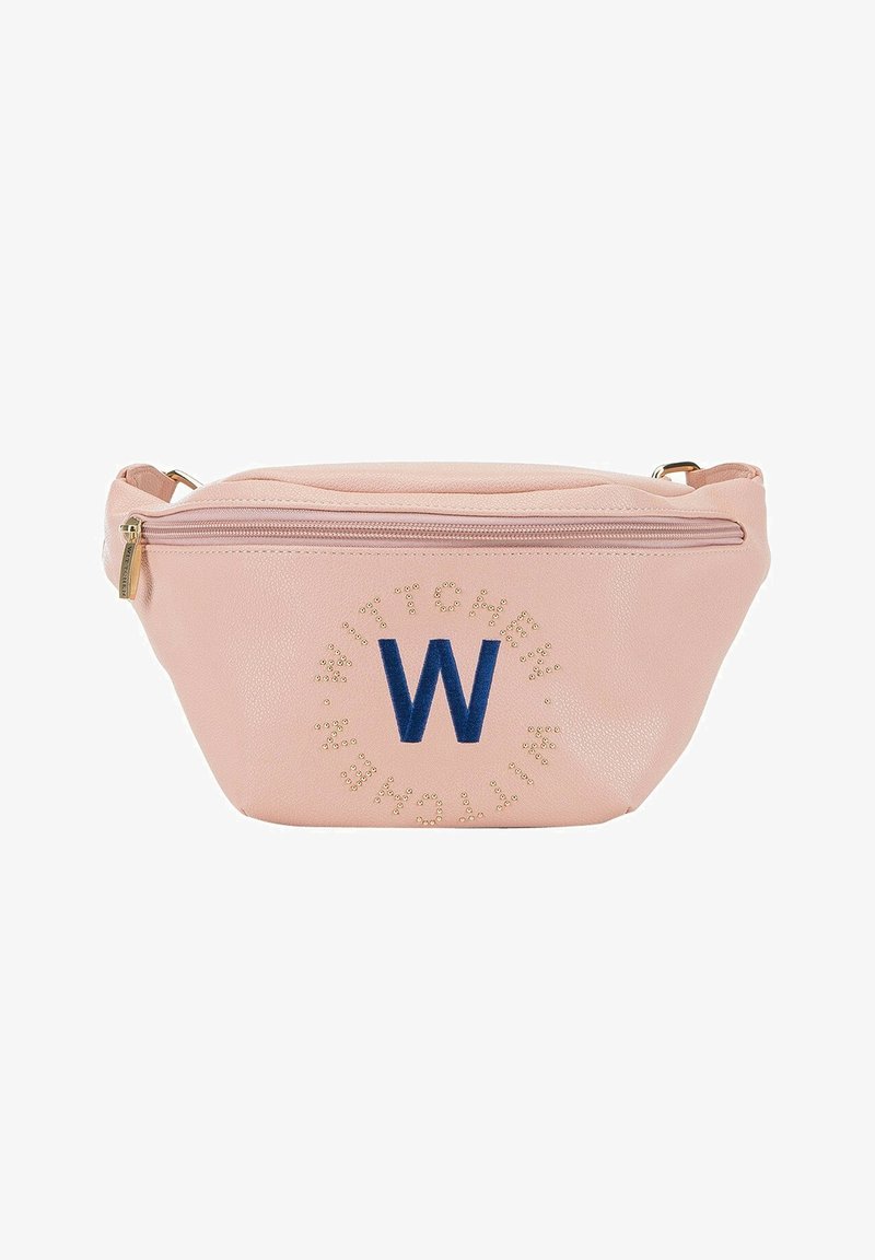 Světle růžový syntetický ledvinkový batoh s horním zipem, kulatým cvočkovým logem a modrým 'W' uprostřed. Obsahuje zlatý táhlo zipu.