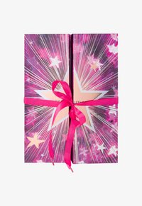 Boîte cadeau avec un design d'explosion étoilée rose et violette, ornée d'un graphique d'étoile et attaches avec un ruban rose vif.