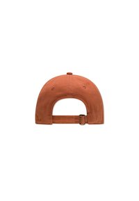 Cappellino regolabile in tessuto color ruggine, con visiera curvata, morbida al tatto e chiusura con fibbia metallica sul retro.