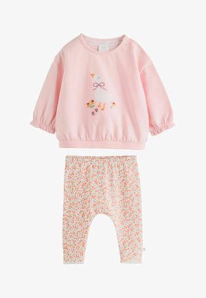 Lyserød babybluse med lange ærmer med and og blomsterdesign kombineret med hvide leggings med orange blomstermønster.