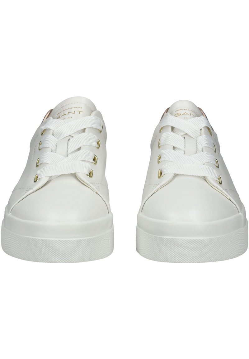 Baskets en cuir blanc avec une finition lisse, design classique à lacets, œillets dorés et semelles en caoutchouc texturé.