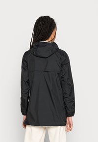 Schwarze Regenjacke mit Kapuze, ausgestattet mit einer glatten, leichten Textur, langen Ärmeln und einem verstellbaren Kordelzug am Saum.