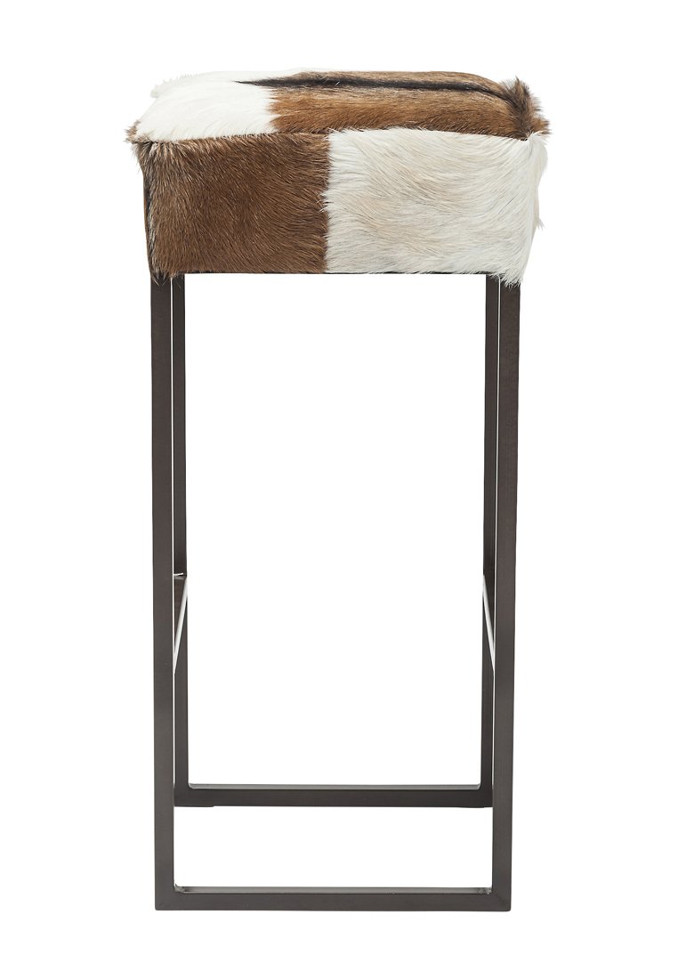 Kuhfell-Hocker mit einem Patchwork aus braunem und weißem Fell auf einem eleganten, schwarzen Metallrahmen. Quadratische Form, gepolsterte Oberseite, modernes Design.
