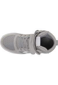 Szare sneakersy za kostkę z cholewką skórzaną i materiałową, z otworami wentylacyjnymi na palcach, sznurowadłami i rzepem. Posiadają białe logo i gumową podeszwę.