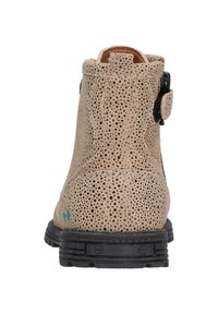 Beige enkelboot met geperforeerde bovenkant, zwarte rubberen zool, zijkliksluiting en een gestructureerde afwerking; ontworpen voor comfort en ademend vermogen.