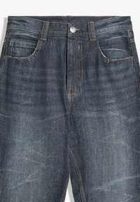 Jeans in denim blu scuro con taglio dritto. Presentano cinque tasche, cuciture arancioni e una chiusura con bottone argentato.