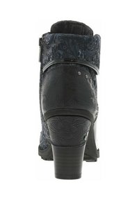 Bottine noire avec un design floral texturé, accents bleus, bout rond et talon moyen. Présente un détail de boucle en métal.