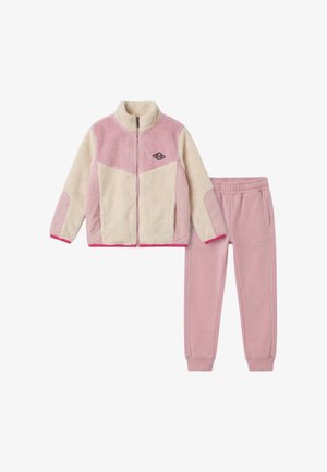 Survêtement pour enfants en deux pièces, comprenant une veste en polaire rose clair avec des panneaux crème et un pantalon de jogging assorti rose avec taille élastique.