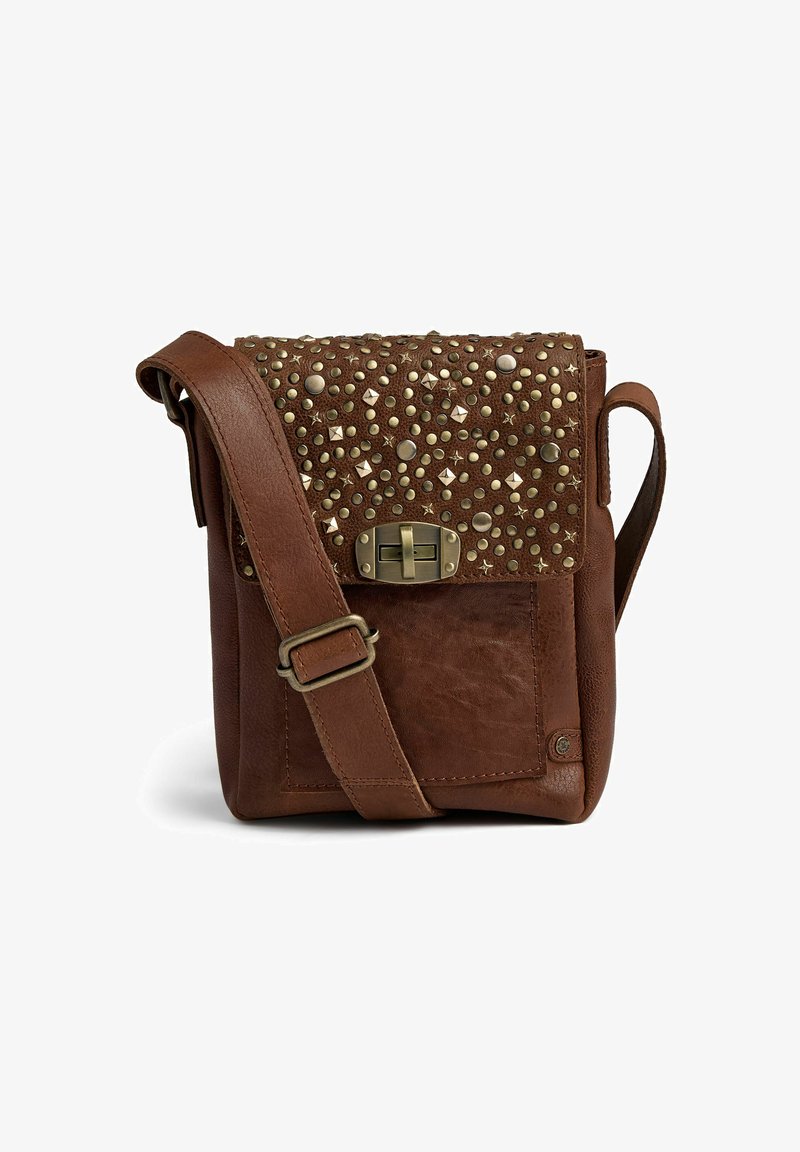 Brun lädercrossbody-väska med en texturerad klaff som pryds av metallnitar. Den har en framspänne och en justerbar rem.