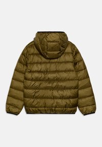 Pufferjakke i mørk olivengrønn, med hette, quiltet design, elastiske mansjetter og et mykt, skinnende stoff med horisontale sømmer.