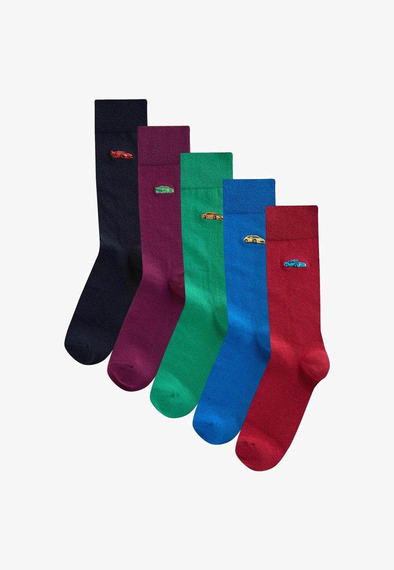 Fünf bunte Socken in Schwarz, Lila, Grün, Blau und Rot, jeweils mit einem kleinen gestickten Sportwagen in passenden Farben nahe dem Bündchen.