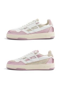 Paire de baskets basses avec des panneaux en cuir et en suède blanc, rose et beige, lacets blancs, et semelles en caoutchouc avec le logo de la marque sur le côté.