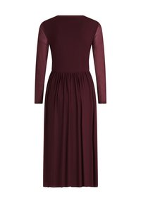 Maroon Langarmkleid mit taillierter Brustpartie und gerafftem Bund; der glatte Stoff sorgt für eine fließende Silhouette bis zur Mitte der Wade.