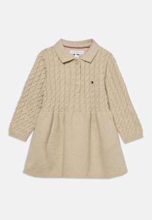 Robe beige en maille à manches longues avec motif torsadé sur le haut, col, boutons et petit logo Tommy Hilfiger sur la poitrine.