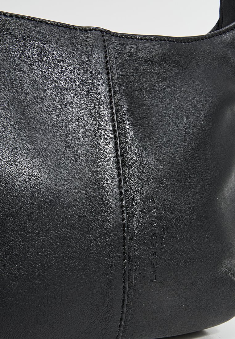 Schwarze Lederhandtasche mit glatter Textur, ausgestattet mit einem dezenten geprägten Logo und genähten Details entlang der Naht.