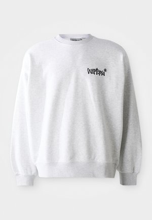 Lys grå sweatshirt med rund halsudskæring, ribbede manchetter og kant. Har sort "Wittopia" logo på venstre brystområde. Blød tekstur.