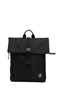 Mochila negra de tipo roll-top con una textura suave, que cuenta con un bolsillo frontal con cremallera, una correa ajustable y un parche con logo en la parte frontal inferior.