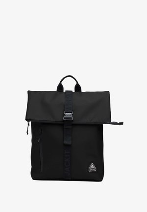 Schwarzer Rolltop-Rucksack mit glatter Textur, ausgestattet mit einer vorderen Reißverschlusstasche, verstellbarem Tragegurt und einem Logo-Patch an der unteren Vorderseite.