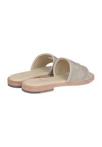 Sandali slip-on in suede beige con retro aperto, suola in legno naturale e dettagli minimi. Presentano una soletta liscia e un design angolare.