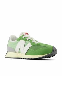 Zapatilla deportiva verde y blanca con parte superior de ante y malla; detalles en gris, punta redonda, diseño con cordones y suela de goma negra.