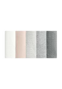 Cinq paires de chaussettes pliées en blanc, rose clair, gris clair, gris moyen et gris foncé, disposées côte à côte sur un fond blanc.