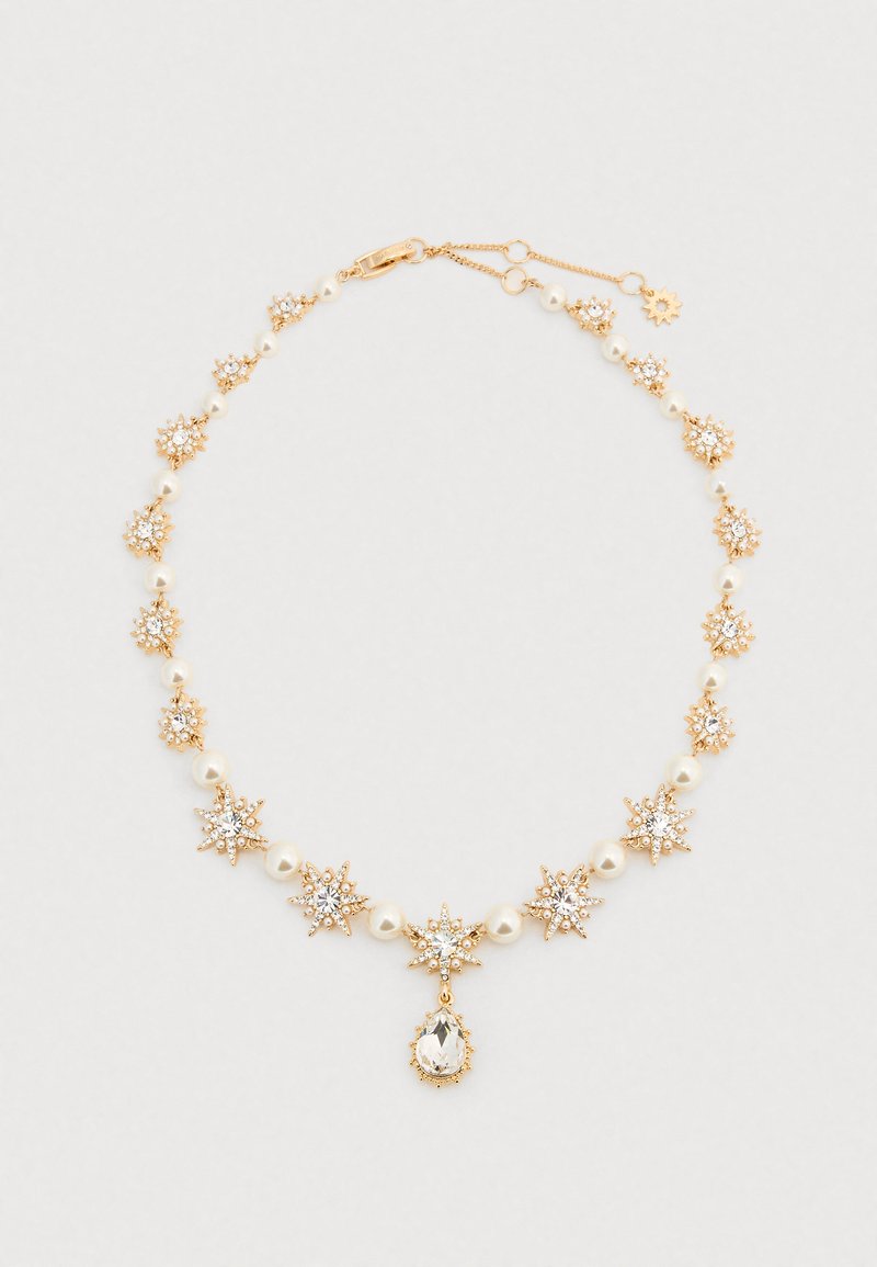 Collier doré avec perles de culture et accents en cristal en forme d'étoile, agrémenté d'un pendentif central suspendu orné d'une pierre claire.
