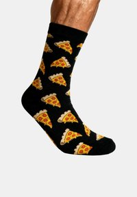 Calcetines negros con patrones repetidos de porciones de pizza con queso amarillo y pepperoni. Material de mezcla de algodón con un ajuste cómodo.
