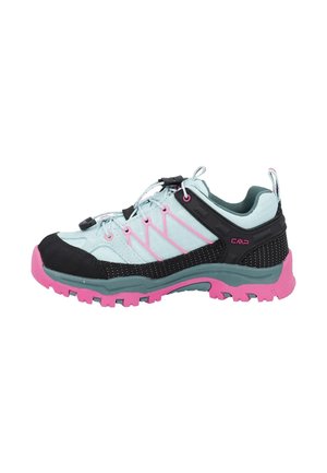 Zapato de senderismo azul claro y negro con suela rosa, cordones rosas y cinta de soporte negra sobre fondo blanco, vista lateral.