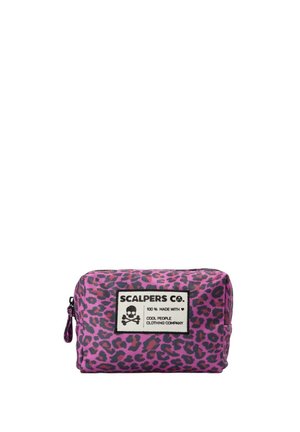 Bolsa con estampado de leopardo en púrpura y negro con una etiqueta blanca que dice "Scalpers Co. 100% made with cool people clothing company."
