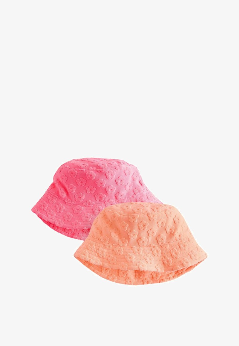 Deux chapeaux seau texturés en rose et pêche avec des motifs floraux en relief sur un fond blanc.