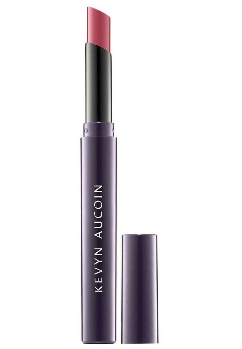 Lippenstift in einer lila zylindrischen Hülse mit einem schwarzen Deckel. Die Mine hat eine glatte, abgeschrägte Spitze in einem sanften Rosaton.