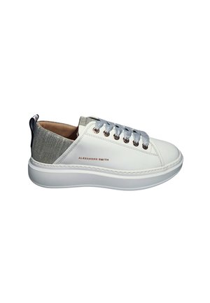 Niedriger weißer Sneaker mit grauem Stoffabsatz, weißen Satinschnürsenkeln, goldenen Ösen und dem „Alexander Smith“ Logo an der Seite.