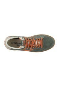 Sneaker verde in suede con lacci arancioni, dettagli bianchi, fori sulla punta e una suola in gomma testurizzata. Etichetta del marchio visibile.