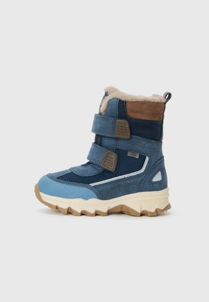 Stivale invernale isolato blu e marrone con suola beige, doppie cinghie in velcro, anello sul tallone e foderato in caldo pile, vista laterale.