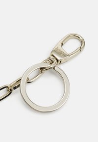 Metallnyckelring med en cirkulär ring och en kräftkrok, båda i polerad silverton med en slät yta och minimal detaljering.