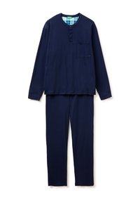 Conjunto de pijama de algodón azul marino que incluye una camiseta de manga larga con cuello henley, un bolsillo en el pecho y pantalones rectos a juego.