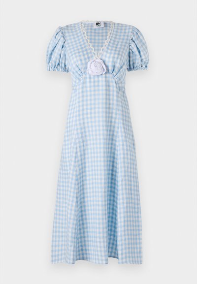 Plava gingham haljina s kratkim puf rukavima, V-izrezom i cvjetnim detaljem u struku. Sadrži čipkaste detalje duž izreza.
